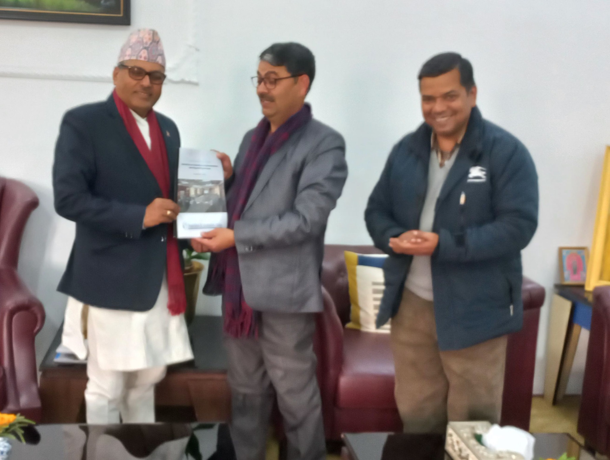 नेपाल राष्ट्र बैंकका गभर्नर महाप्रसाद अधिकारीज्यूसँग संघीयता लगायत विषयमा समसामयिक छलफल तथा भेटघाट...